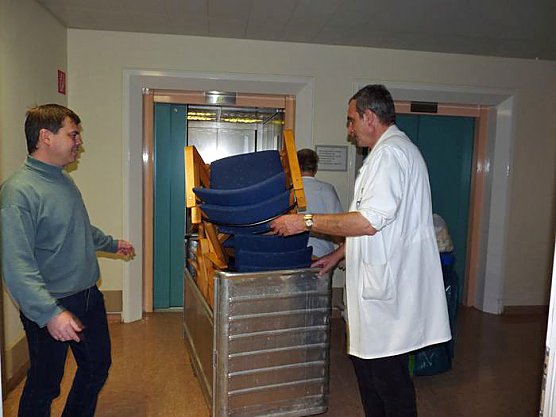 St&uuml;hle schleppen angesagt (Foto: Karl-Heinz Herrmann)