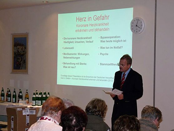 St&uuml;hle schleppen angesagt (Foto: Karl-Heinz Herrmann)