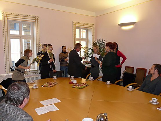 Zu Leistungen gratuliert (Foto: Landratsamt Kyffh&auml;userkreis)