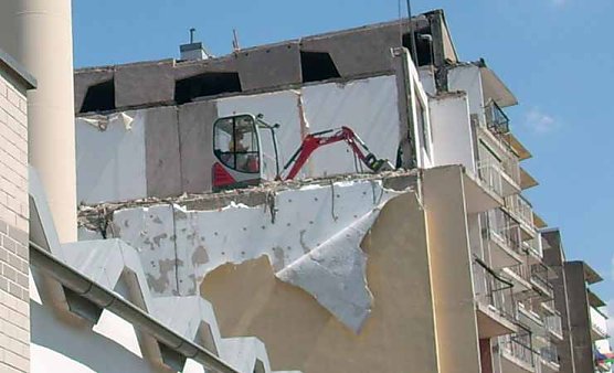 Bagger auf dem Dach (Foto: Karl-Heinz Herrmann)