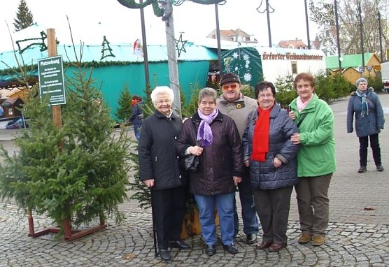 Senioren bummeln &uuml;ber Weihnachtsmarkt (Foto: Thomas Leipold)