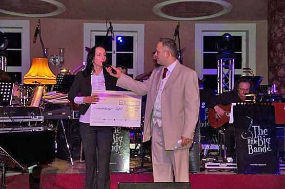 Scheck f&uuml;r die Sondersh&auml;user Tafel (Foto: Martin Ludwig)