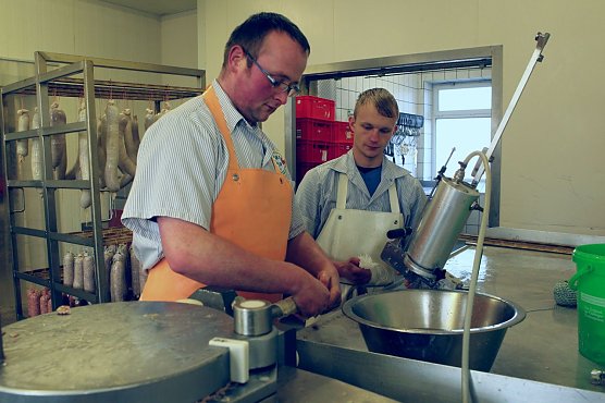 Wurst wird hergestellt (Foto: Fleischerei H&ouml;rchner)
