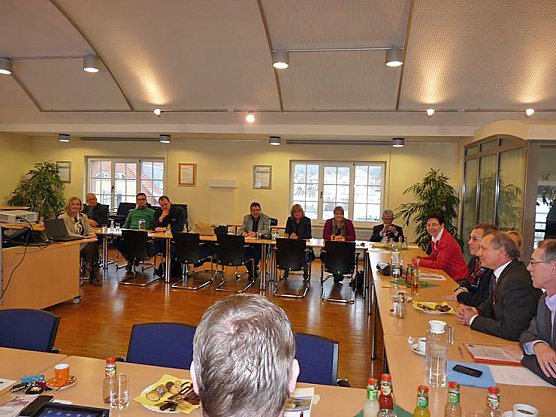 Rege diskutiert (Foto: Karl-Heinz Herrmann)