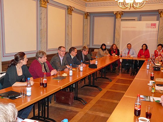 Mit Genossen diskutiert (Foto: Karl-Heinz Herrmann)