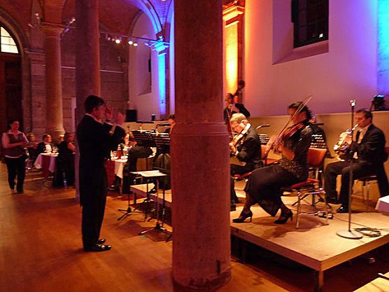 Ballgeflüster (Foto: Karl-Heinz Herrmann) Ballgeflüster (Foto: Karl-Heinz Herrmann)