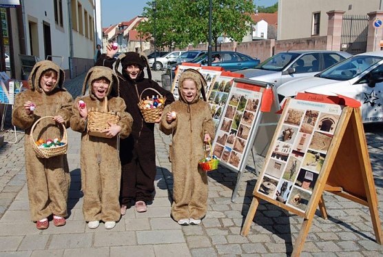 Kommt der Osterhase? (Foto: E. Goebel-Bark ) Kommt der Osterhase? (Foto: E. Goebel-Bark )