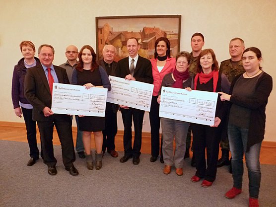 Spendenschecks &uuml;berreicht (Foto: Karl-Heinz Herrmann)