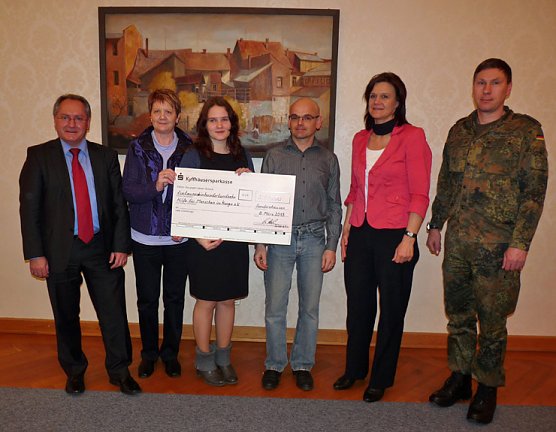 Spendenschecks &uuml;berreicht (Foto: Karl-Heinz Herrmann)