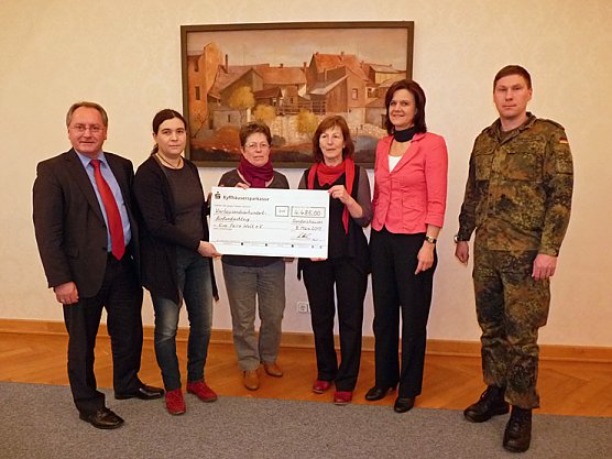 Spendenschecks &uuml;berreicht (Foto: Karl-Heinz Herrmann)