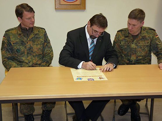 Patenschaftserkl&auml;rung unterzeichnet (Foto: Karl-Heinz Herrmann)