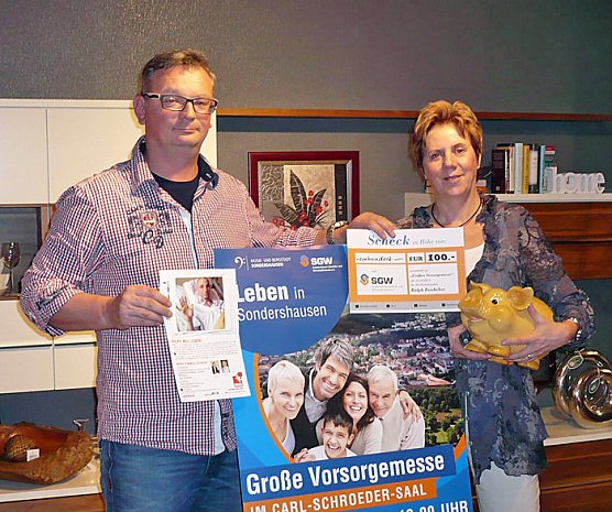 Spende &uuml;bergeben (Foto: SGW)