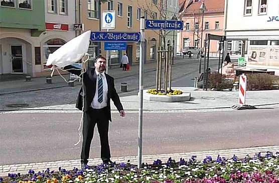 Erl&auml;uterungsplakette enth&uuml;llt (Foto: Karl-Heinz Herrmann)