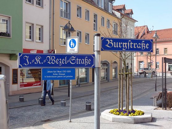 Erl&auml;uterungsplakette enth&uuml;llt (Foto: Karl-Heinz Herrmann)