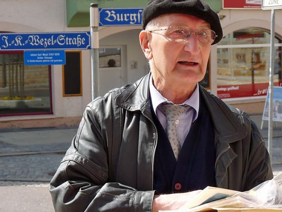 Erl&auml;uterungsplakette enth&uuml;llt (Foto: Karl-Heinz Herrmann)