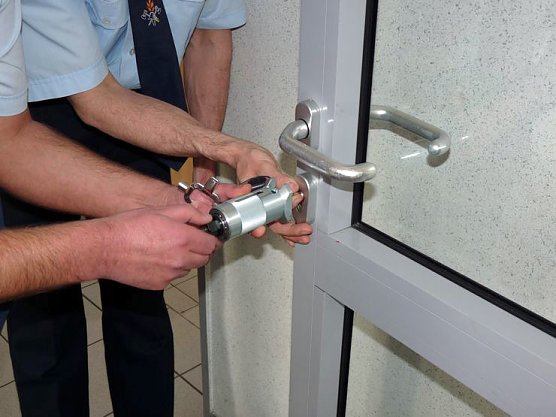 Zum besseren T&uuml;ren &ouml;ffnen (Foto: Karl-Heinz Herrmann)