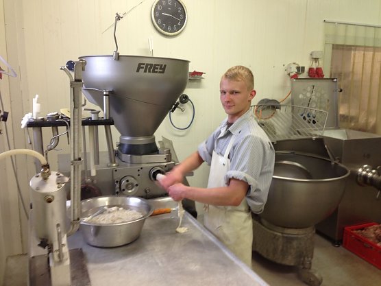 Sascha Dauer bei seiner Arbeit in der Landfleischerei in Seega (Foto: privat) Sascha Dauer bei seiner Arbeit in der Landfleischerei in Seega (Foto: privat)