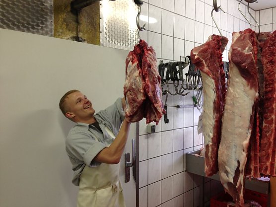 Sascha Dauer bei seiner Arbeit in der Landfleischerei in Seega (Foto: privat) Sascha Dauer bei seiner Arbeit in der Landfleischerei in Seega (Foto: privat)