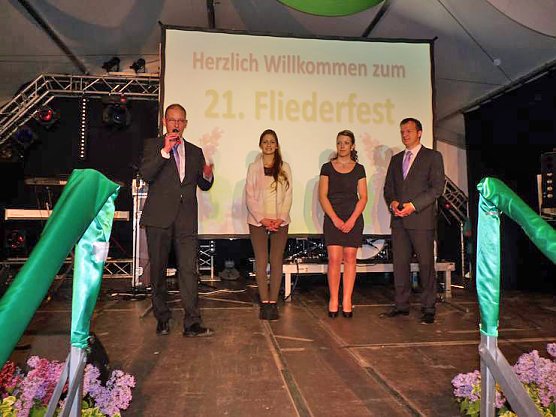 Wahl der Fliederkönigin (Foto: Karl-Heinz Herrmann) Wahl der Fliederkönigin (Foto: Karl-Heinz Herrmann)