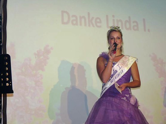 Wahl der Fliederkönigin (Foto: Karl-Heinz Herrmann) Wahl der Fliederkönigin (Foto: Karl-Heinz Herrmann)