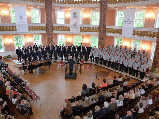 Nachtgesang im Walde (Foto: Karl-Heinz Herrmann) Nachtgesang im Walde (Foto: Karl-Heinz Herrmann)