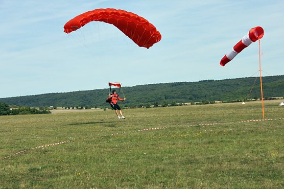 Fliederkönigin besichtigt Reich (Foto: Aeroclub Hans Grade) Fliederkönigin besichtigt Reich (Foto: Aeroclub Hans Grade)
