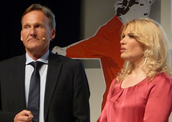 Watzke und Moderatorin Jessica Kastrop (Foto: nnz)