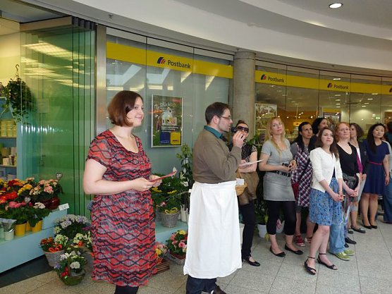 Singen in der Galerie (Foto: Karl-Heinz Herrmann) Singen in der Galerie (Foto: Karl-Heinz Herrmann)