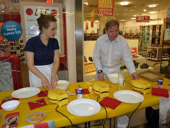 Singen in der Galerie (Foto: Karl-Heinz Herrmann) Singen in der Galerie (Foto: Karl-Heinz Herrmann)