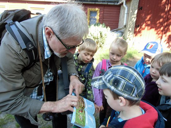 Eine Vogelstimmenwanderung (Foto: Kindervilla Bad Frankenhausen) Eine Vogelstimmenwanderung (Foto: Kindervilla Bad Frankenhausen)