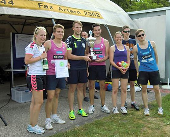 Spielen und Helfen (Foto: Horst Schmidt) Spielen und Helfen (Foto: Horst Schmidt)