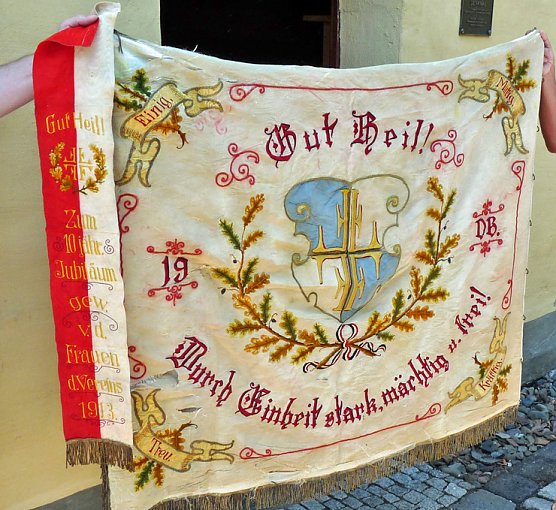 Historische Fahne (Foto: Karl-Heinz Herrmann) Historische Fahne (Foto: Karl-Heinz Herrmann)