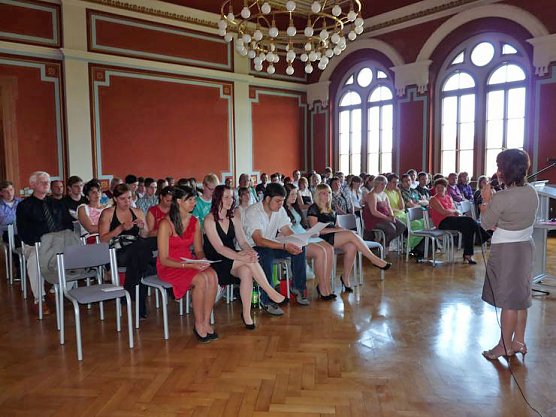 Zeugnisse erhalten (Foto: Karl-Heinz Herrmann) Zeugnisse erhalten (Foto: Karl-Heinz Herrmann)