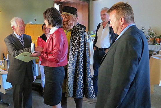 Verleihung der Verdienstmedaille (Foto: Landratsamt Kyffh&auml;userkreis)