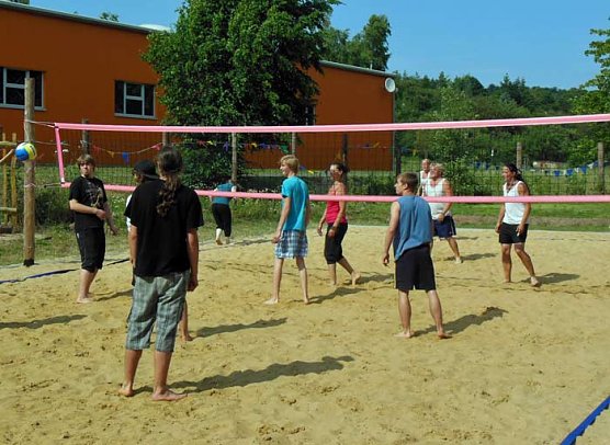 Beachvolleyball auf dem Abenteuerspielplatz (Foto: Stadtjugendring)