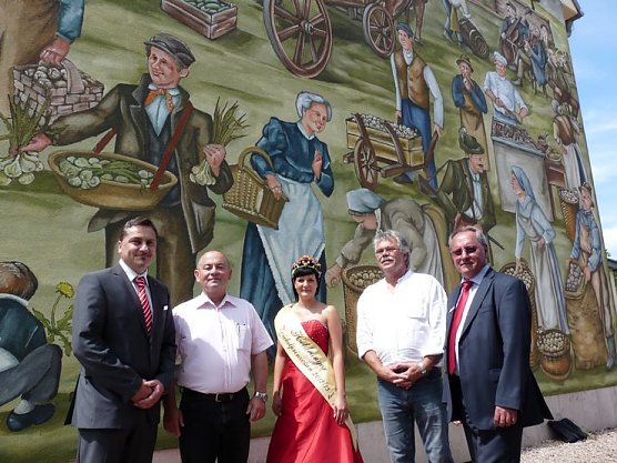 Volksfest vor Wandbild (Foto: Karl-Heinz Herrmann)