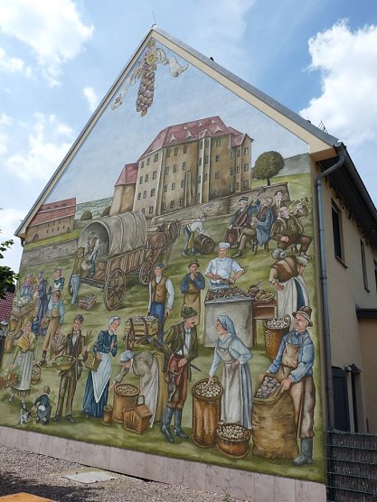 Volksfest vor Wandbild (Foto: Karl-Heinz Herrmann)