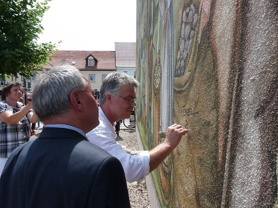 Volksfest vor Wandbild (Foto: Karl-Heinz Herrmann)
