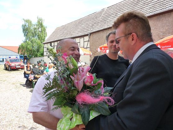 Volksfest vor Wandbild (Foto: Karl-Heinz Herrmann)