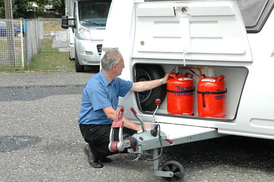 Anlagen überprüfen (Foto: ZDF Drehscheibe) Anlagen überprüfen (Foto: ZDF Drehscheibe)