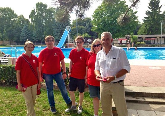 Auf Schwimmbadtour (Foto: Wahlkreisb&uuml;ro Lemme)
