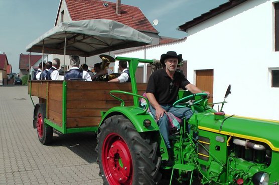 Mit Umzug gefeiert (Foto: Karl-Heinz Herrmann)