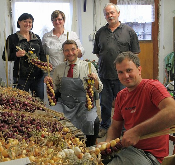 Zwiebelrispen wickeln (Foto: Wahlkreisb&uuml;ro Kurth)