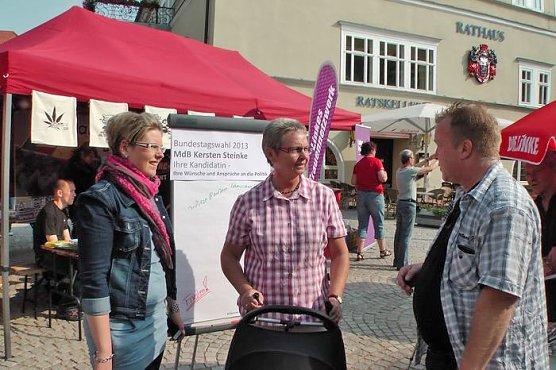 Mit B&uuml;rgern im Gespr&auml;ch (1) (Foto: Karl-Heinz Herrmann)