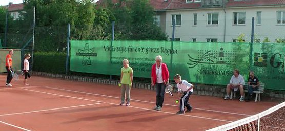 Tennisnachwuchs k&auml;mpft (Foto: Karl-Heinz Herrmann)