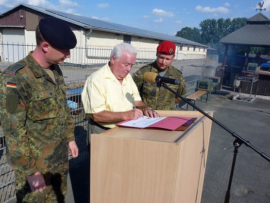 Patenschaft besiegelt (Foto: Karl-Heinz Herrmann)