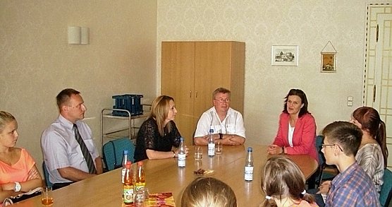 Landr&auml;tin empf&auml;ngt polnische Jugendliche (Foto: Landratsamt Kyffh&auml;userkreis)