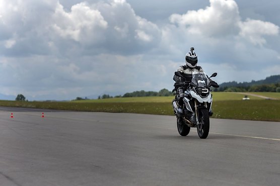 Jetzt auch Kräder im test (Foto: ADAC) Jetzt auch Kräder im test (Foto: ADAC)