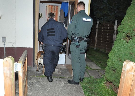 Ein Objekt wird durchsucht (Foto: LKA)