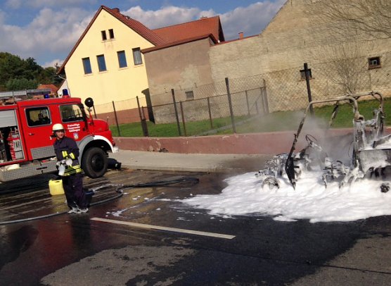 Fahrzeugbrand (Foto: Michael Schr&ouml;der)